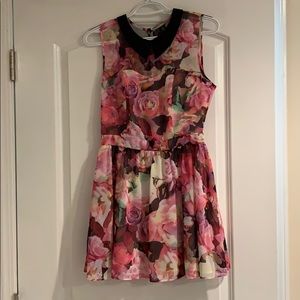 Short floral dress w/open back and a black collar